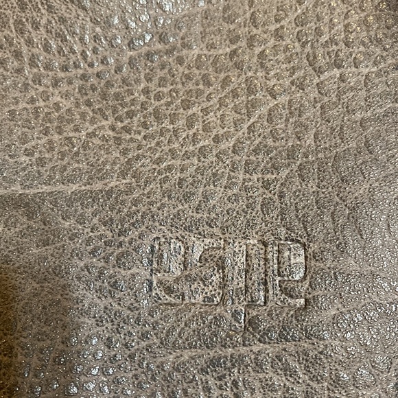 🌟Adsa Large, Gray Leather Satchel Style Handbag. Crossbody adjustable strap. - Picture 9 of 10